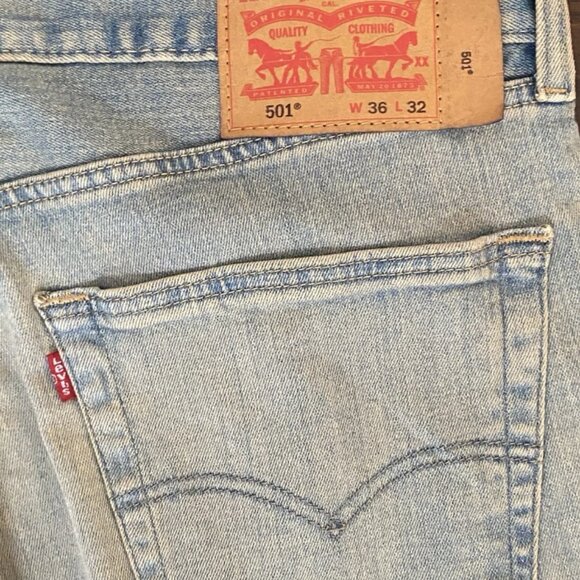 Levi's 501 Light Blue Wash Jeans - Waist 34 - Picture 3 of 3